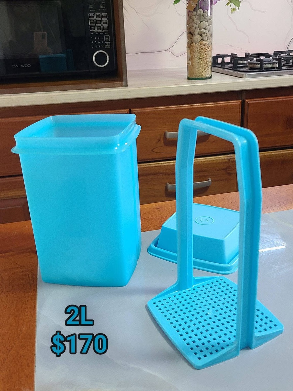 Tupperware Pick-A-Deli Container 8½-cup/2 L container Purple lift-up strainer